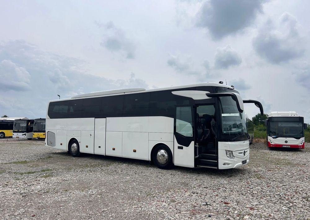 Mercedes-Benz Tourismo - Távolsági busz: 3 kép. Mercedes-Benz Tourismo - Távolsági busz: 3 kép.