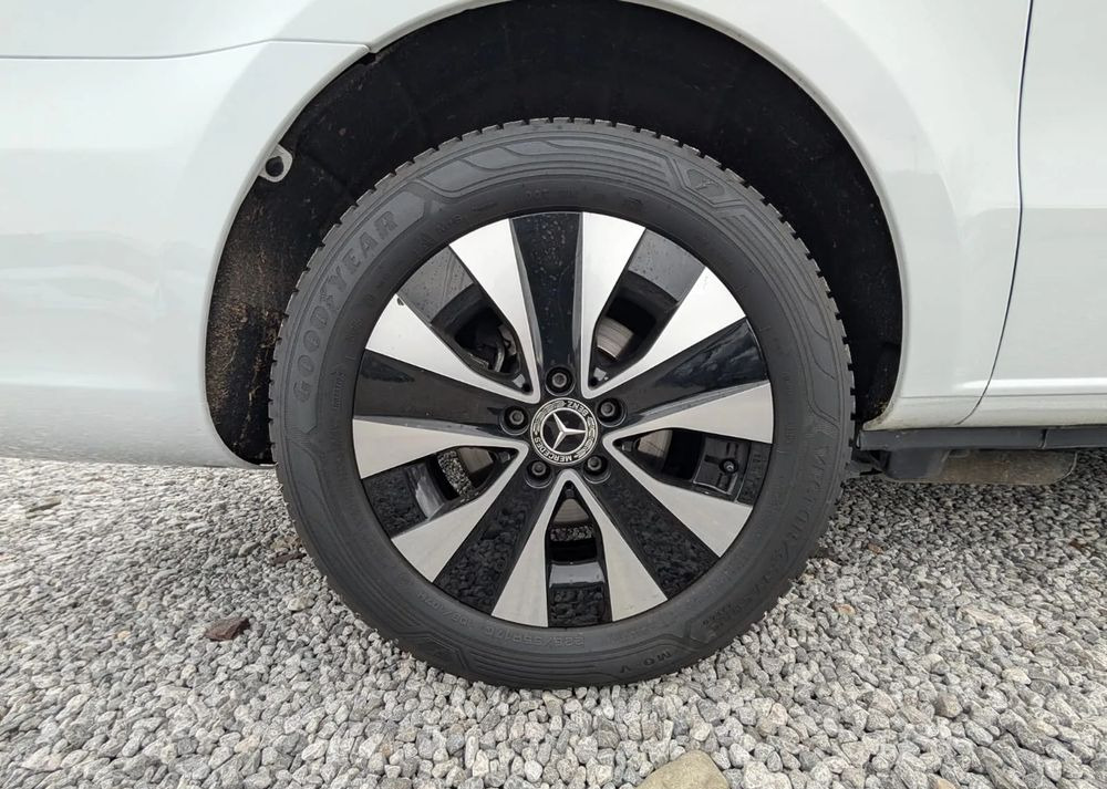 Mercedes-Benz Vito Tourer 114 - Minibusz, Kisbusz: 4 kép. Mercedes-Benz Vito Tourer 114 - Minibusz, Kisbusz: 4 kép.