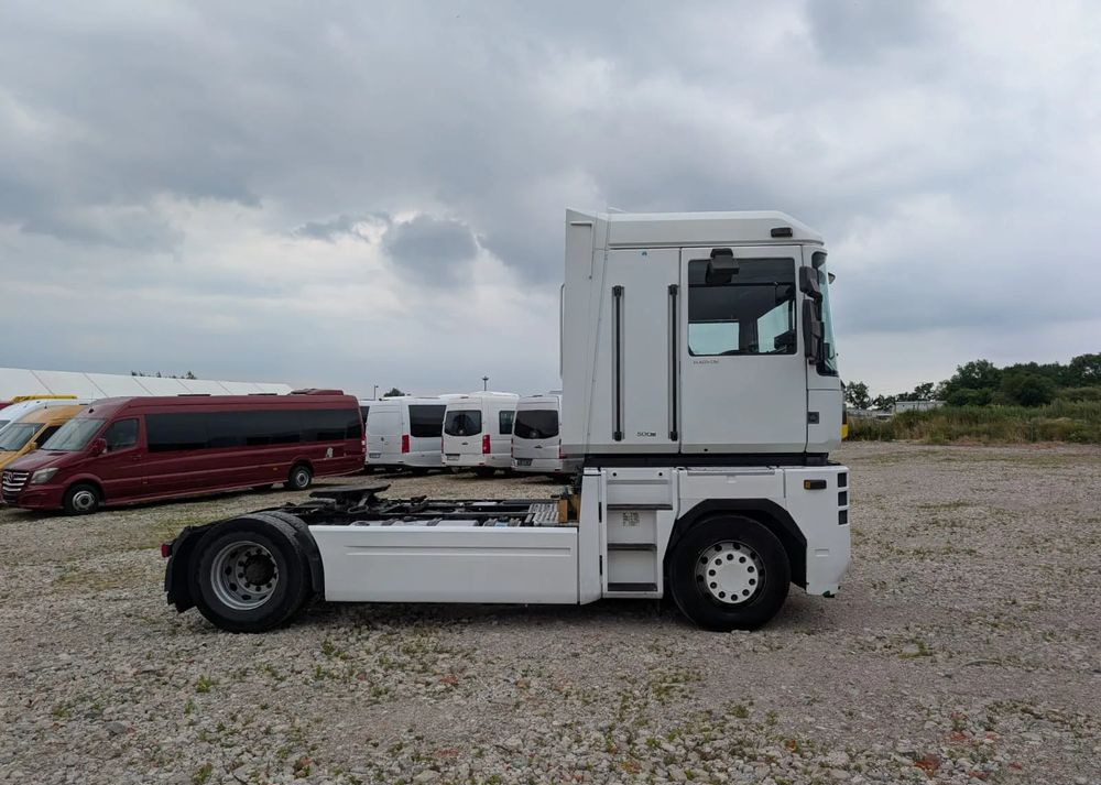 Renault Magnum - Nyergesvontató: 3 kép. Renault Magnum - Nyergesvontató: 3 kép.