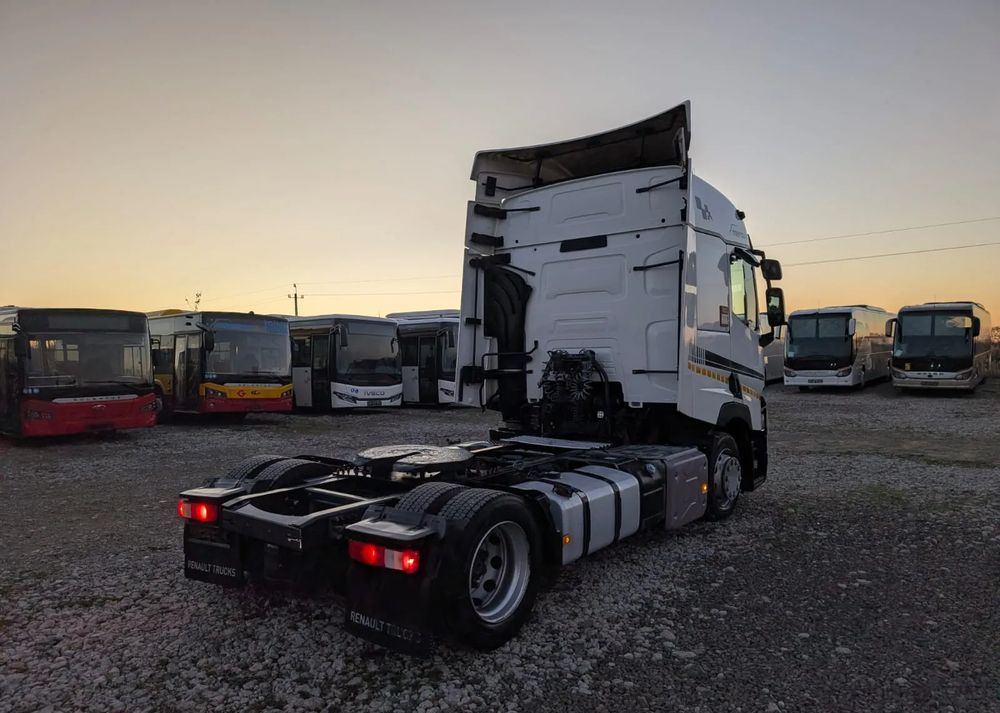 Renault T440 - Nyergesvontató: 5 kép. Renault T440 - Nyergesvontató: 5 kép.