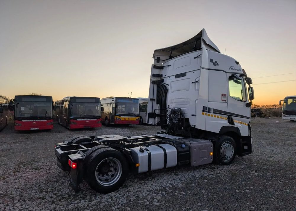 Renault T440 - Nyergesvontató: 4 kép. Renault T440 - Nyergesvontató: 4 kép.