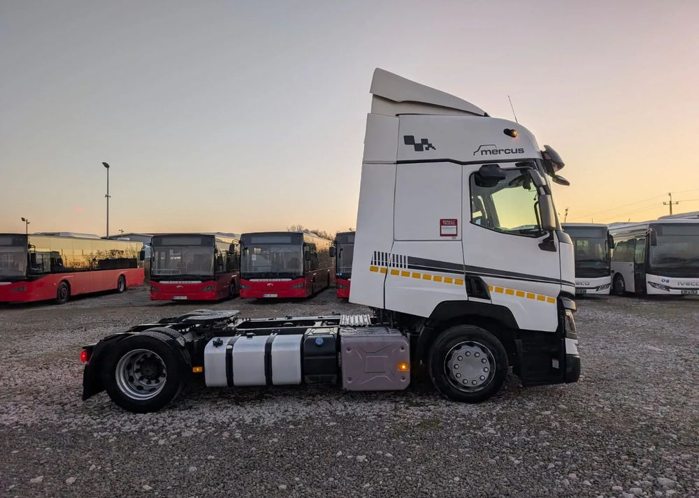 Renault T440 - Nyergesvontató: 3 kép. Renault T440 - Nyergesvontató: 3 kép.