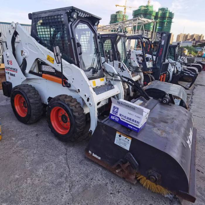 BOBCAT S18 - Mini homlokrakodó: 1 kép. BOBCAT S18 - Mini homlokrakodó: 1 kép.