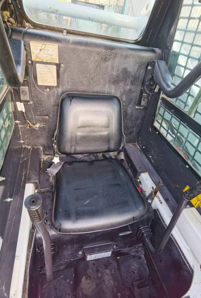 BOBCAT S18 - Mini homlokrakodó: 4 kép. BOBCAT S18 - Mini homlokrakodó: 4 kép.