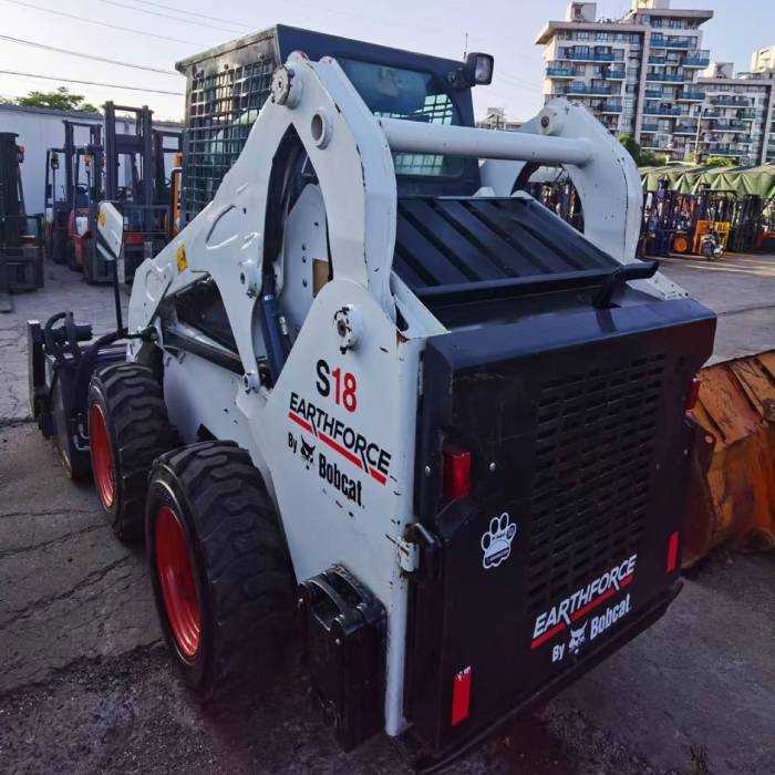 BOBCAT S18 - Mini homlokrakodó: 2 kép. BOBCAT S18 - Mini homlokrakodó: 2 kép.