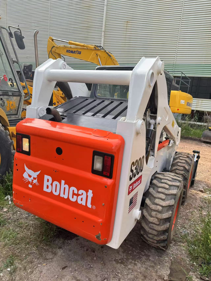 BOBCAT S300 - Kotrórakodó: 4 kép. BOBCAT S300 - Kotrórakodó: 4 kép.
