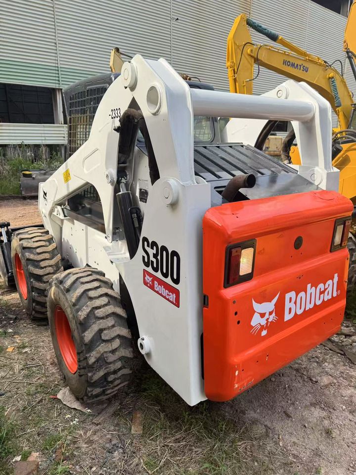 BOBCAT S300 - Kotrórakodó: 2 kép. BOBCAT S300 - Kotrórakodó: 2 kép.