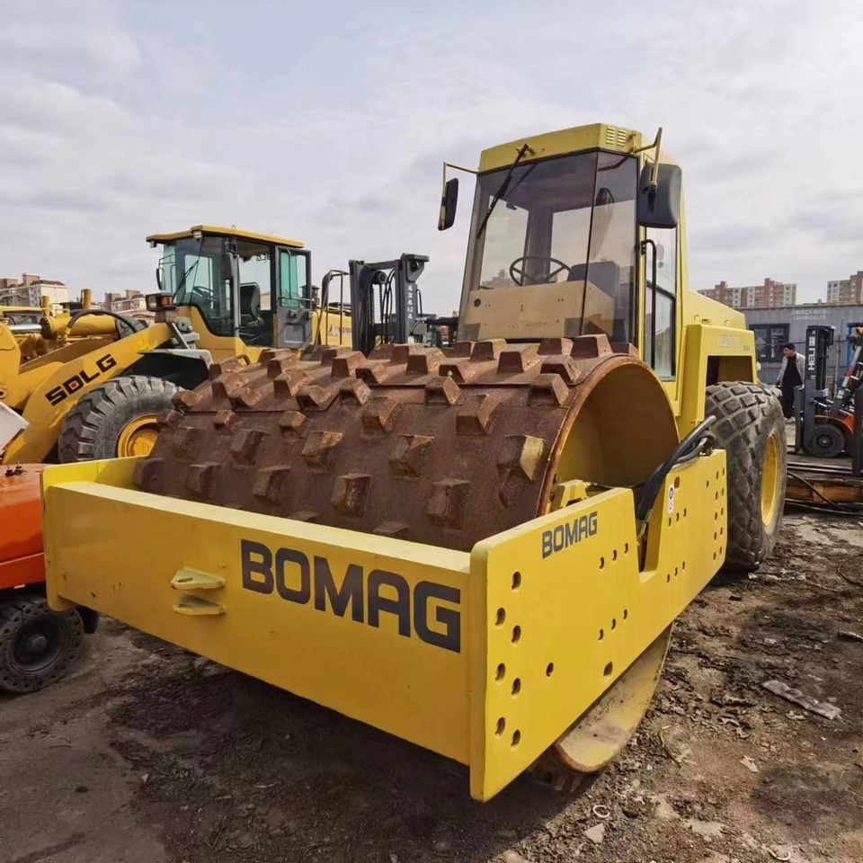 BOMAG BW217D-2 - Talajtömörítő: 1 kép. BOMAG BW217D-2 - Talajtömörítő: 1 kép.