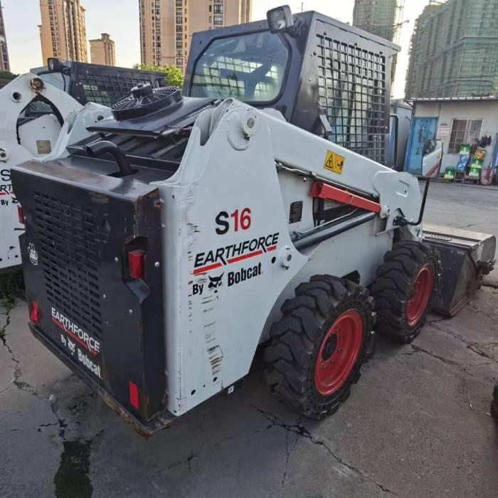 Bobcat S16 - Mini homlokrakodó: 2 kép. Bobcat S16 - Mini homlokrakodó: 2 kép.