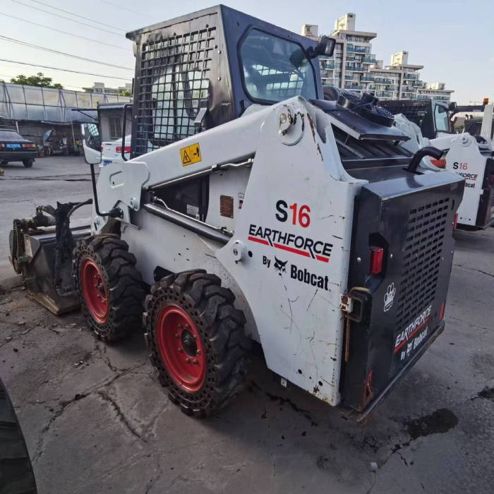 Bobcat S16 - Mini homlokrakodó: 1 kép. Bobcat S16 - Mini homlokrakodó: 1 kép.