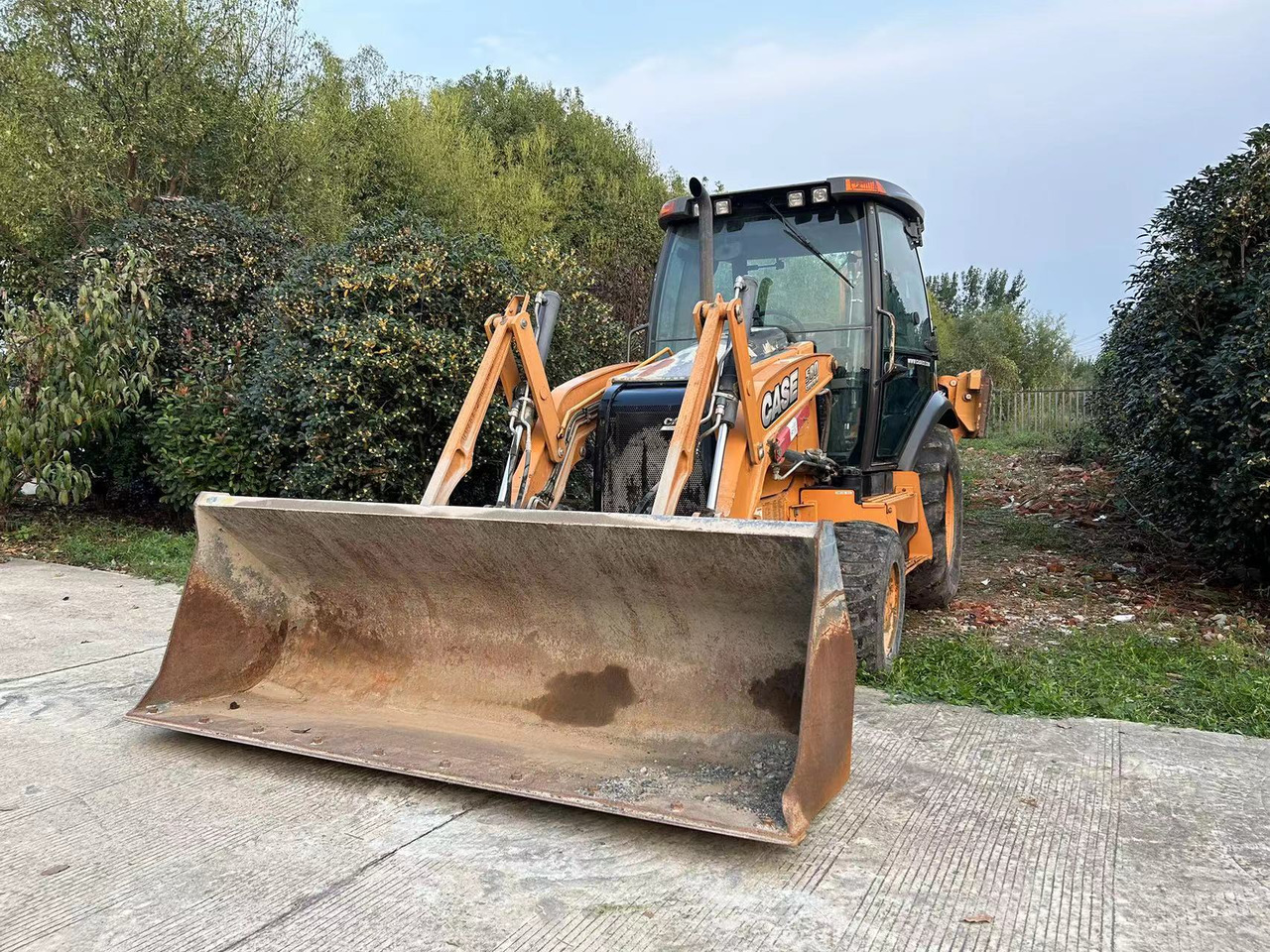 CASE 580 SUPPER N - Kotrórakodó: 2 kép. CASE 580 SUPPER N - Kotrórakodó: 2 kép.