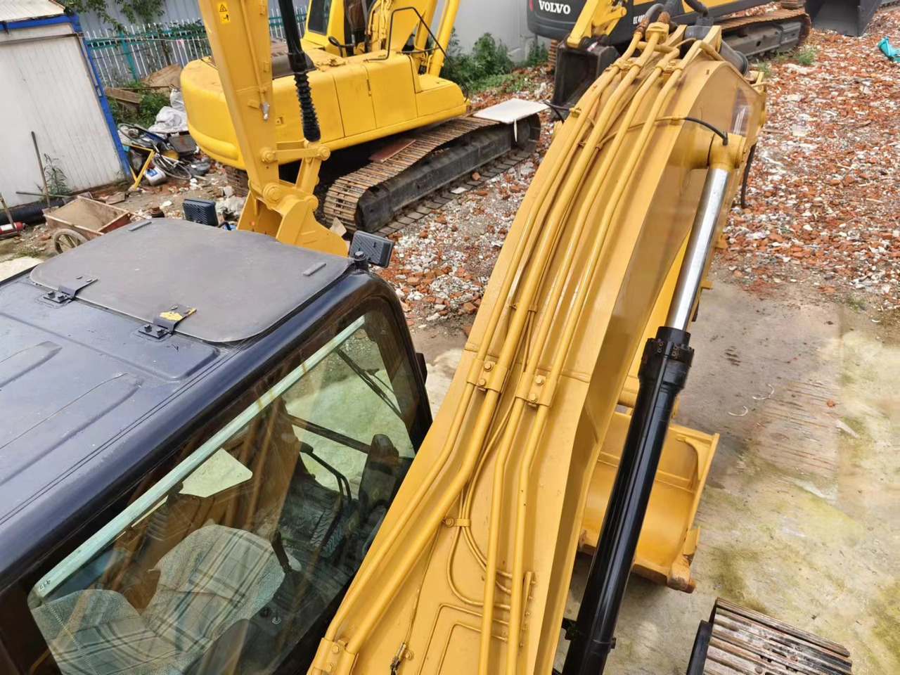 CAT 320D 320D2 320DL - Lánctalpas kotró: 4 kép. CAT 320D 320D2 320DL - Lánctalpas kotró: 4 kép.