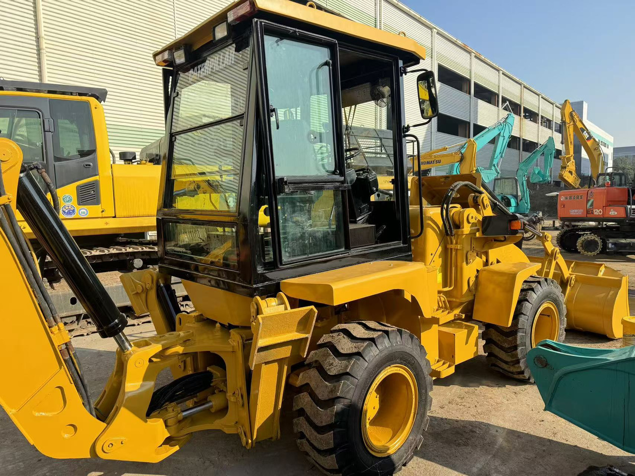 CAT 420F CHINA MADE - Kotrórakodó: 2 kép. CAT 420F CHINA MADE - Kotrórakodó: 2 kép.