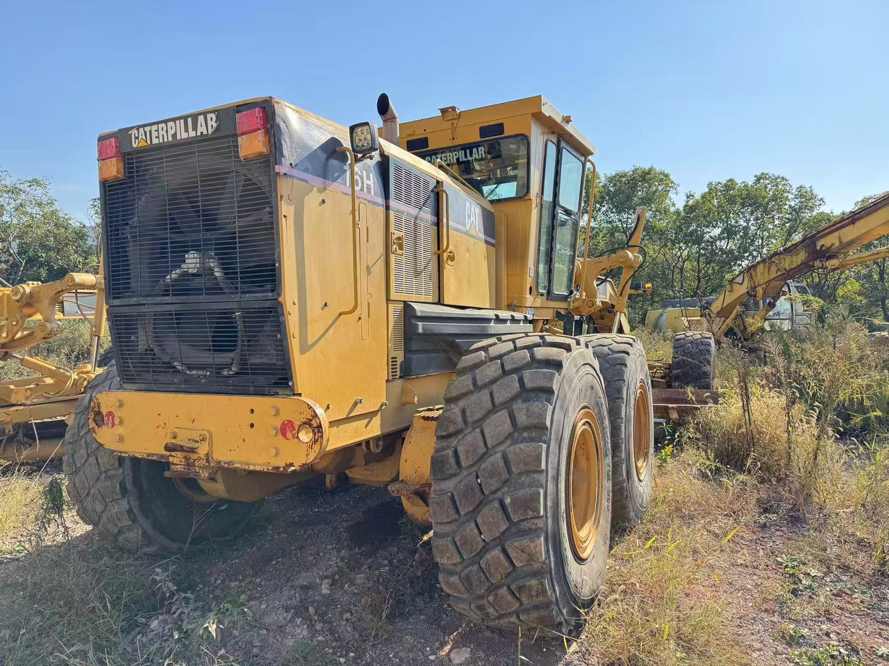CATERPILLAR 16H - Gréder: 2 kép. CATERPILLAR 16H - Gréder: 2 kép.