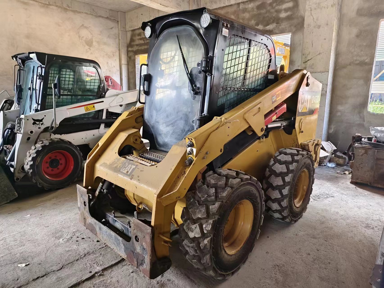 CATERPILLAR 246D - Mini homlokrakodó: 4 kép. CATERPILLAR 246D - Mini homlokrakodó: 4 kép.