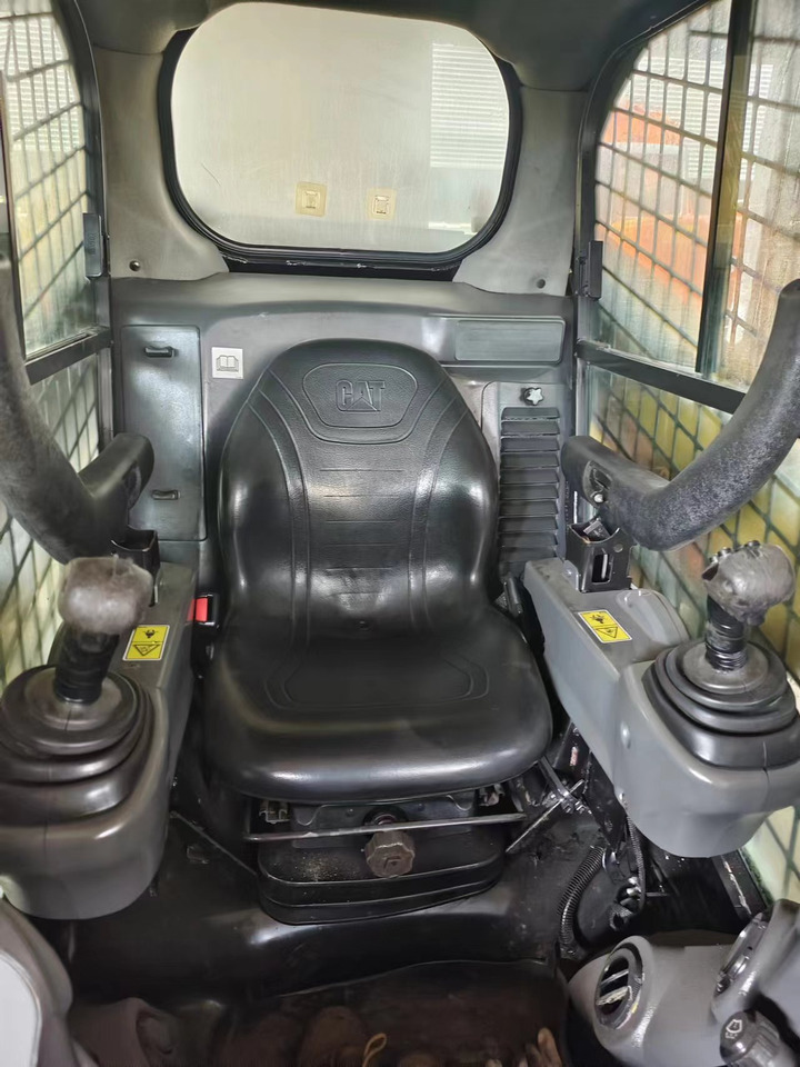 CATERPILLAR 246D - Mini homlokrakodó: 5 kép. CATERPILLAR 246D - Mini homlokrakodó: 5 kép.