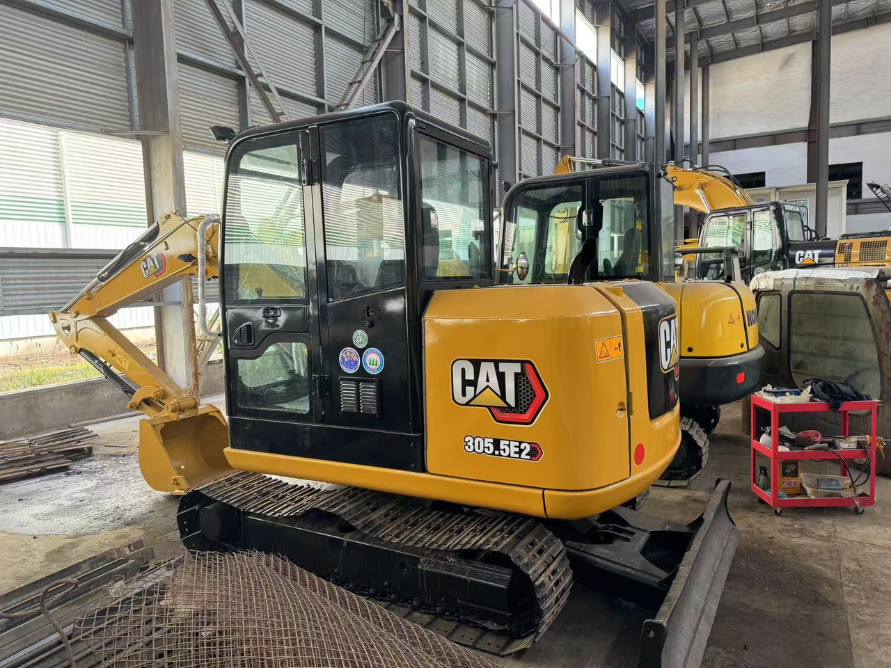 CATERPILLAR 305.5E2 CAT 305 308 306 307 - Minikotró: 2 kép. CATERPILLAR 305.5E2 CAT 305 308 306 307 - Minikotró: 2 kép.