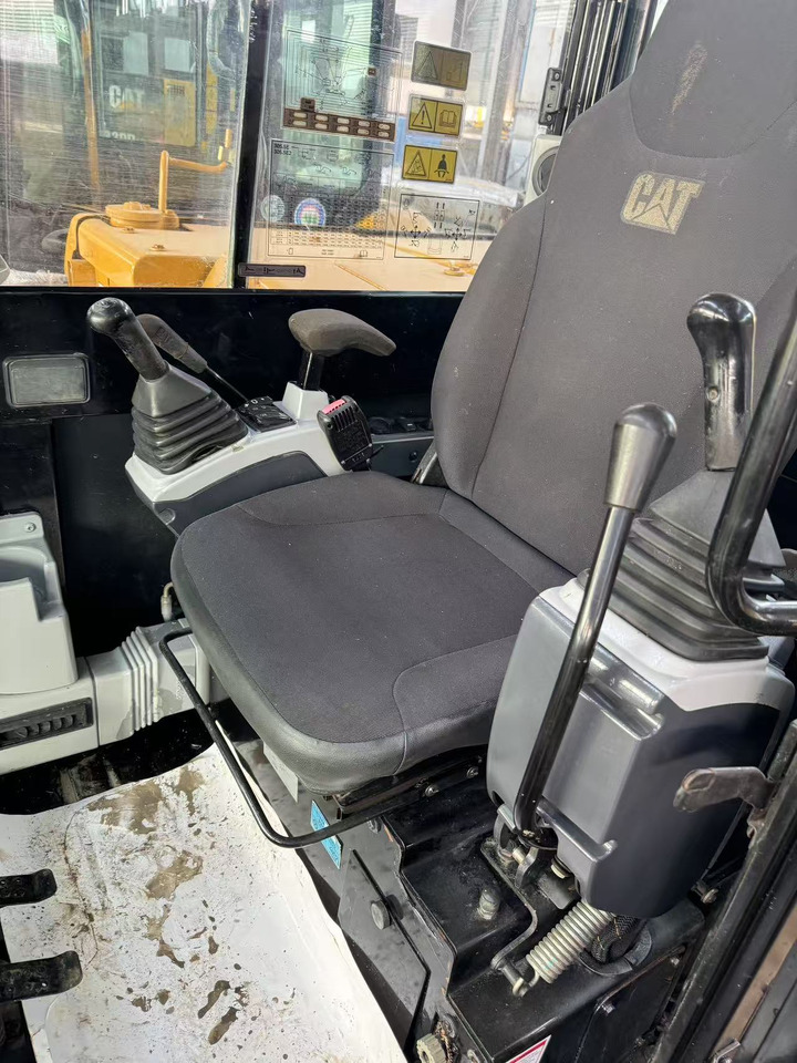 CATERPILLAR 305.5E2 - Minikotró: 3 kép. CATERPILLAR 305.5E2 - Minikotró: 3 kép.