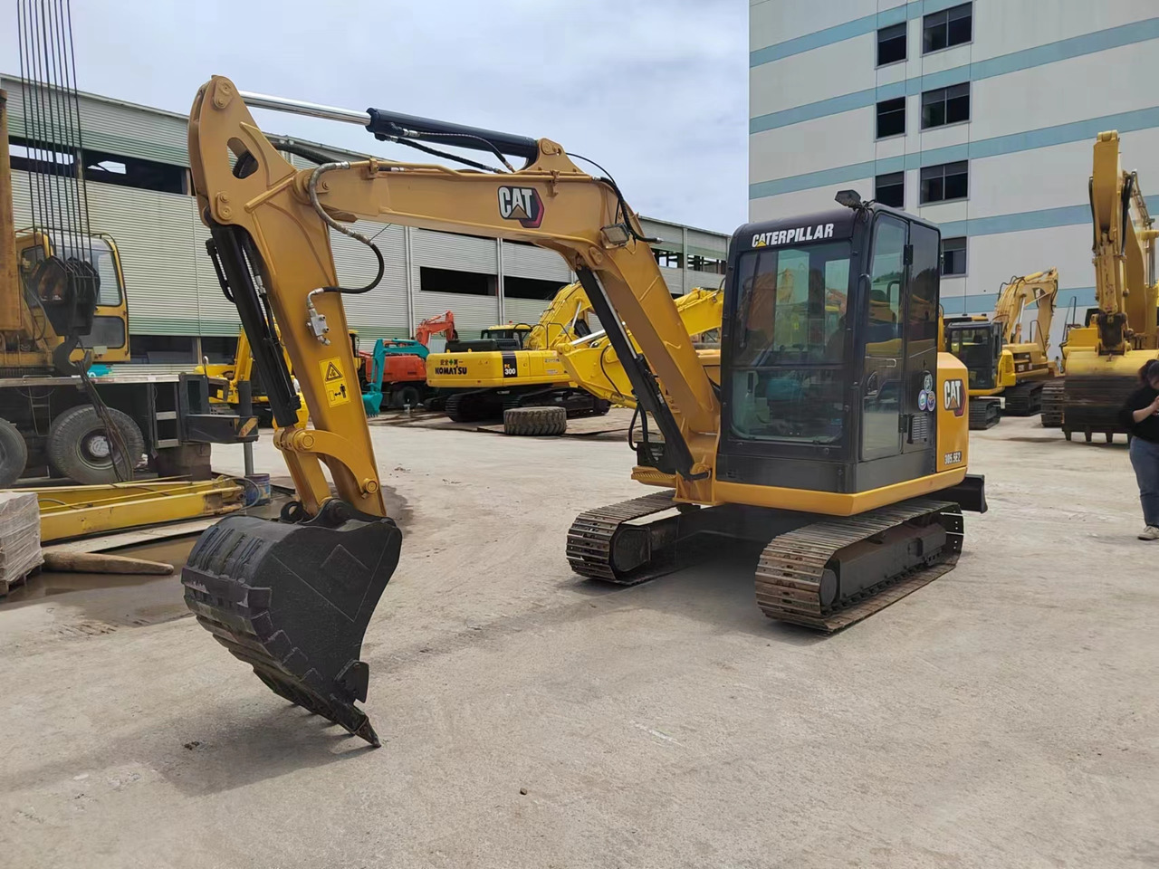 CATERPILLAR 305.5E2 - Minikotró: 2 kép. CATERPILLAR 305.5E2 - Minikotró: 2 kép.