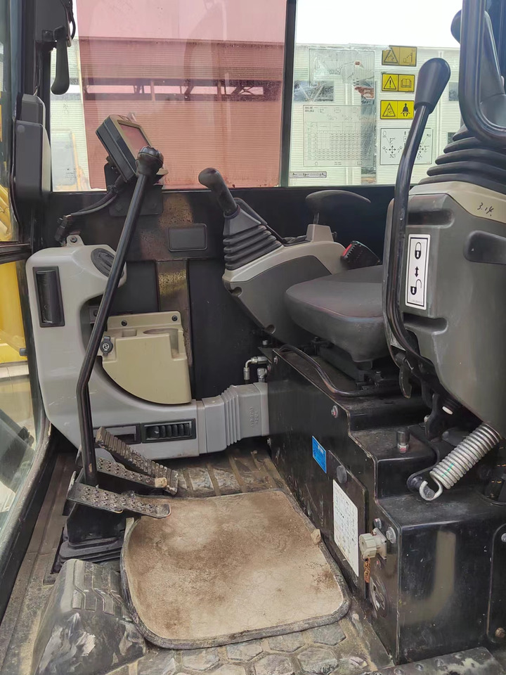 CATERPILLAR 305.5E2 - Minikotró: 4 kép. CATERPILLAR 305.5E2 - Minikotró: 4 kép.