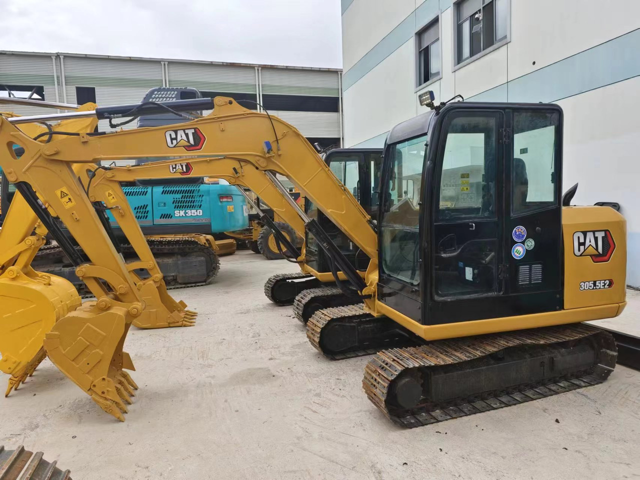 CATERPILLAR 305.5E2 - Minikotró: 1 kép. CATERPILLAR 305.5E2 - Minikotró: 1 kép.