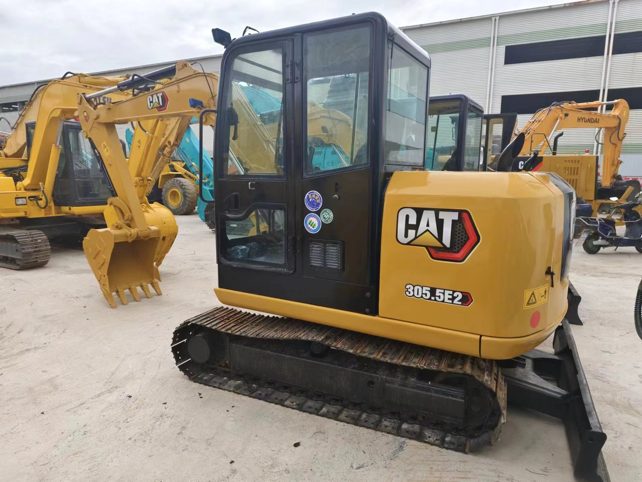 CATERPILLAR 305.5E2 - Minikotró: 4 kép. CATERPILLAR 305.5E2 - Minikotró: 4 kép.