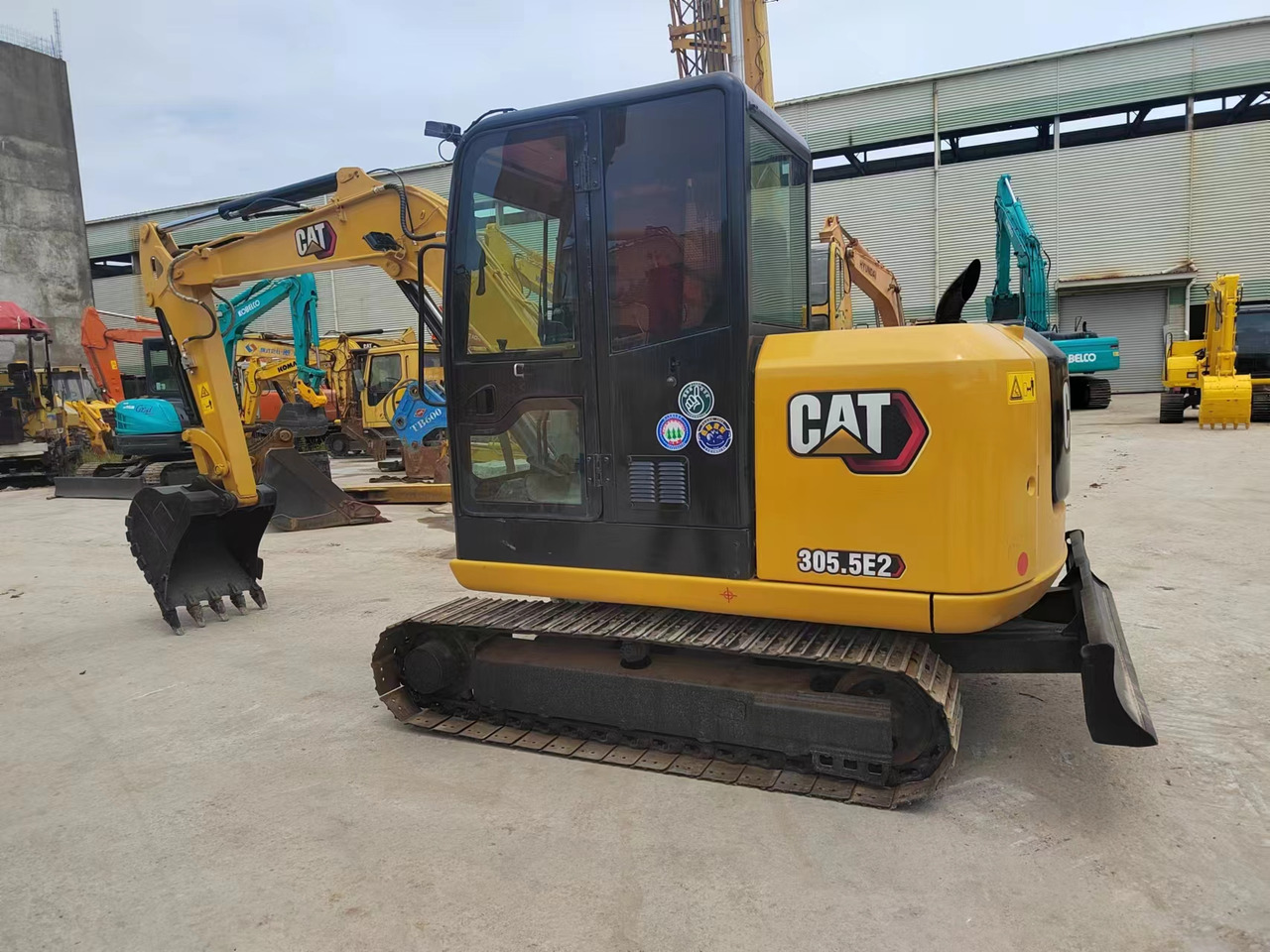 CATERPILLAR 305.5E2 - Minikotró: 3 kép. CATERPILLAR 305.5E2 - Minikotró: 3 kép.