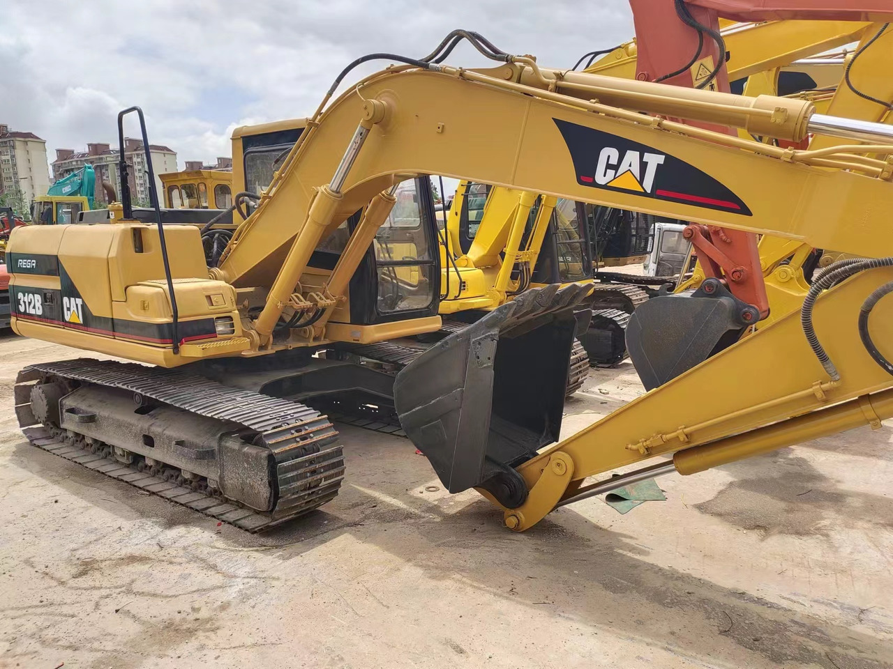 CATERPILLAR 312B - Lánctalpas kotró: 2 kép. CATERPILLAR 312B - Lánctalpas kotró: 2 kép.