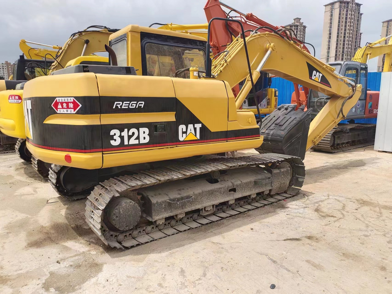 CATERPILLAR 312B - Lánctalpas kotró: 1 kép. CATERPILLAR 312B - Lánctalpas kotró: 1 kép.