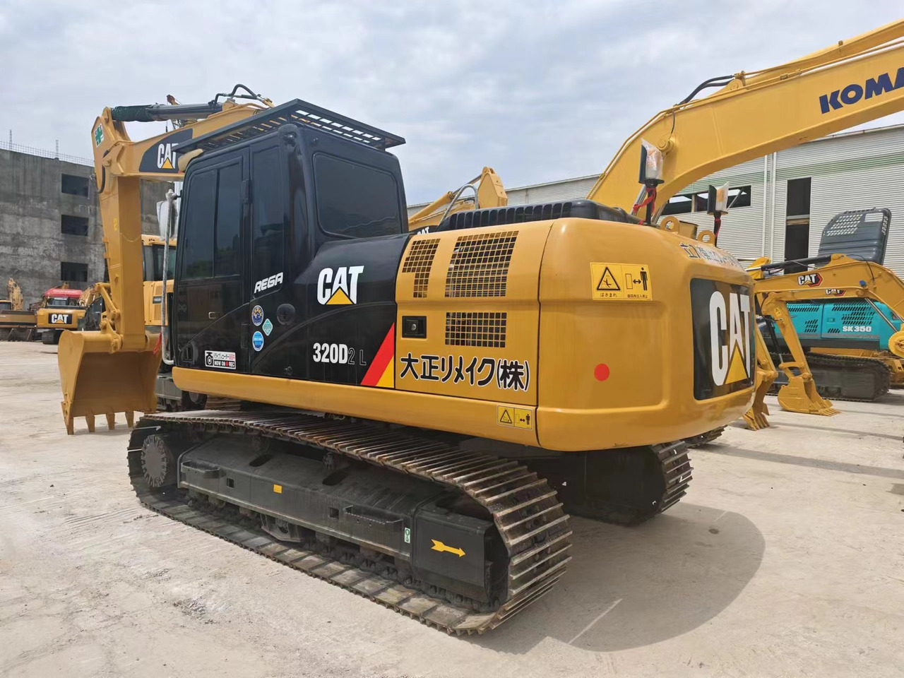 CATERPILLAR 320DL - Lánctalpas kotró: 2 kép. CATERPILLAR 320DL - Lánctalpas kotró: 2 kép.