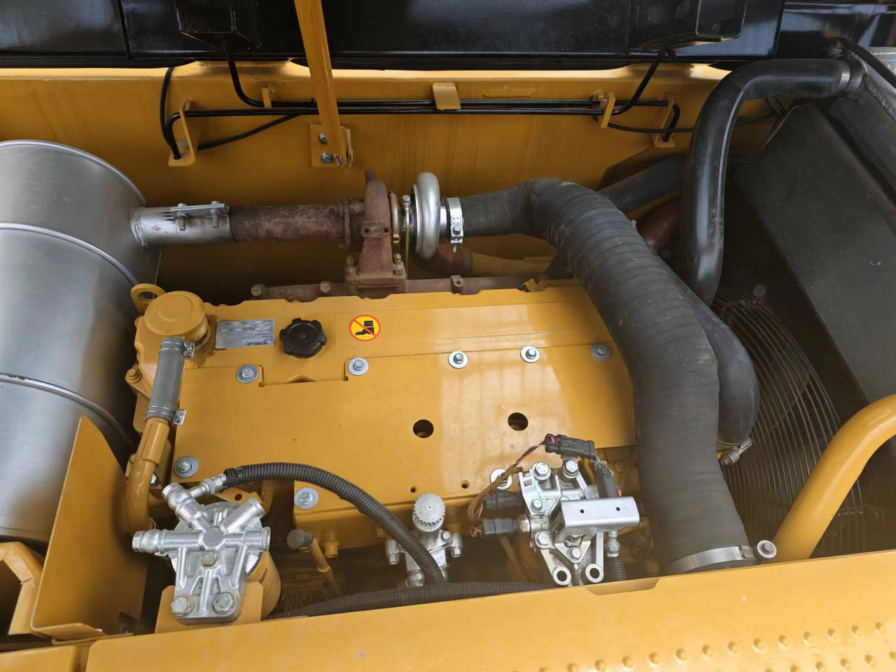 CATERPILLAR 320DL - Lánctalpas kotró: 4 kép. CATERPILLAR 320DL - Lánctalpas kotró: 4 kép.