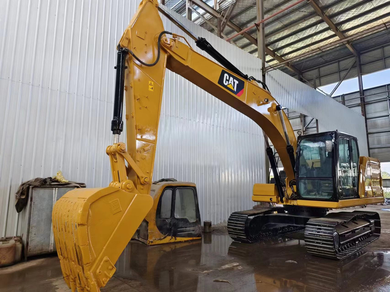 CATERPILLAR 320GC - Lánctalpas kotró: 2 kép. CATERPILLAR 320GC - Lánctalpas kotró: 2 kép.