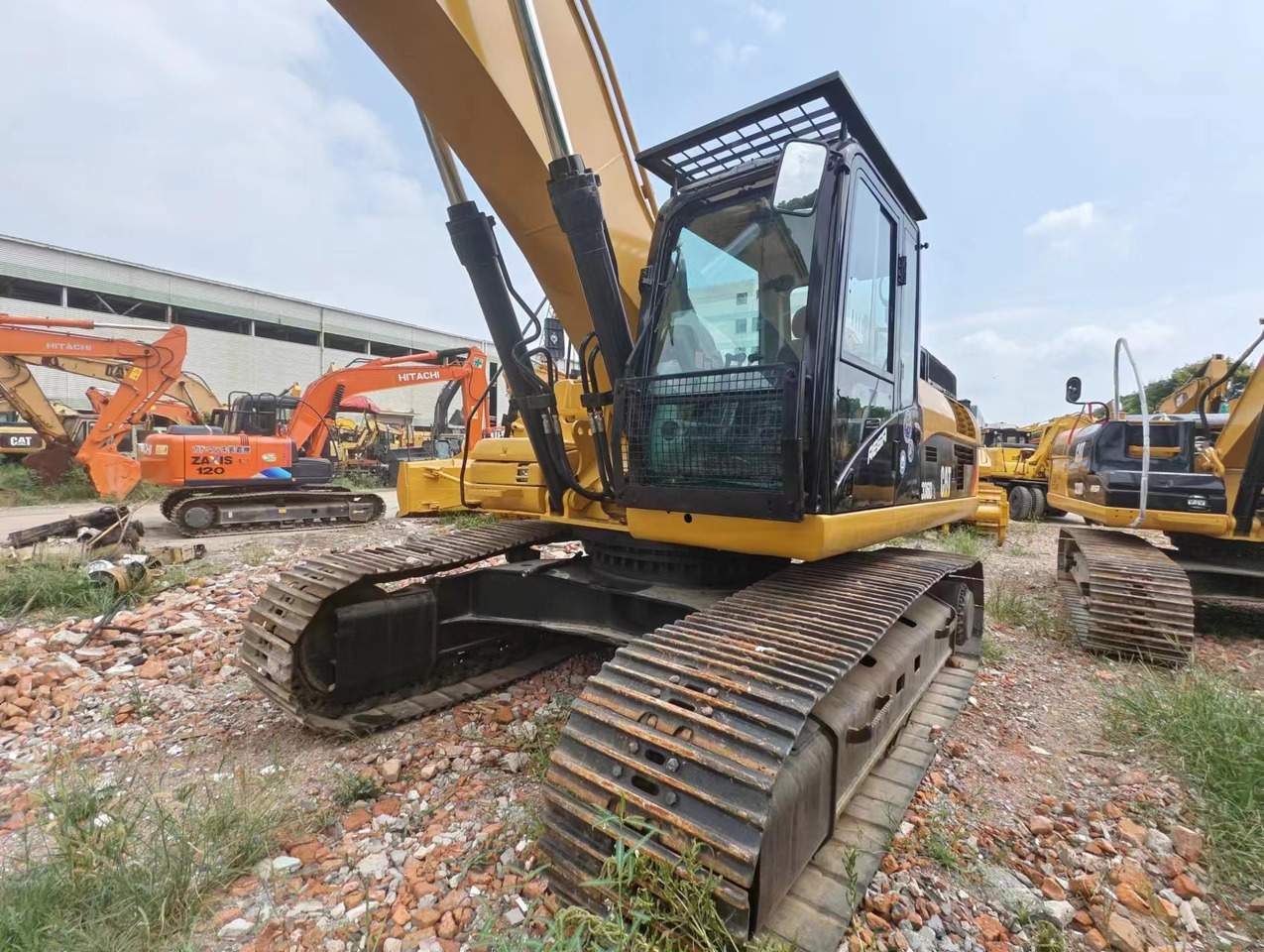 CATERPILLAR 336D2L CAT 336 - Lánctalpas kotró: 3 kép. CATERPILLAR 336D2L CAT 336 - Lánctalpas kotró: 3 kép.
