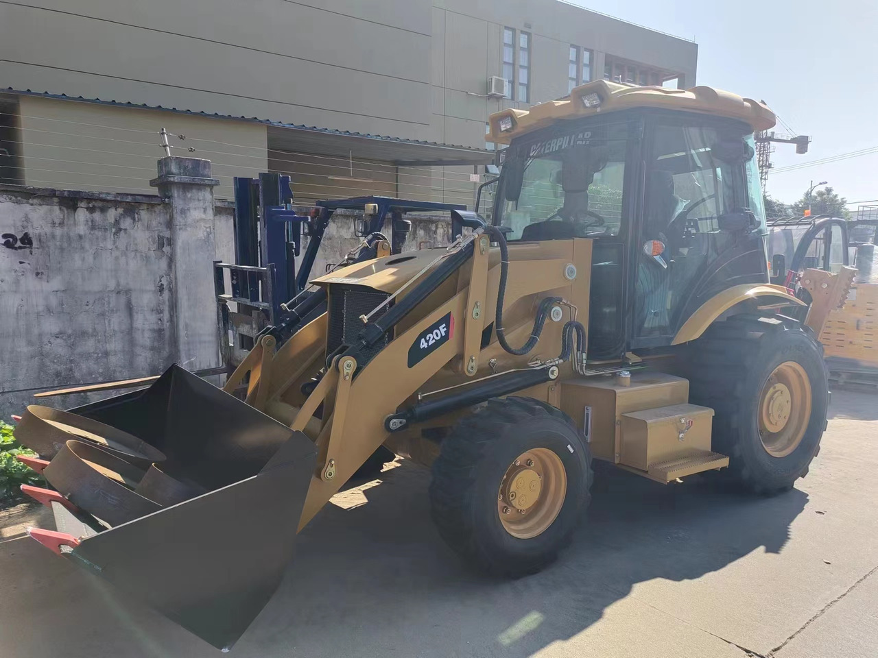 CATERPILLAR 420F - Kotrórakodó: 2 kép. CATERPILLAR 420F - Kotrórakodó: 2 kép.