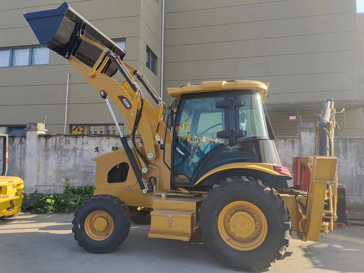 CATERPILLAR 420F - Kotrórakodó: 1 kép. CATERPILLAR 420F - Kotrórakodó: 1 kép.