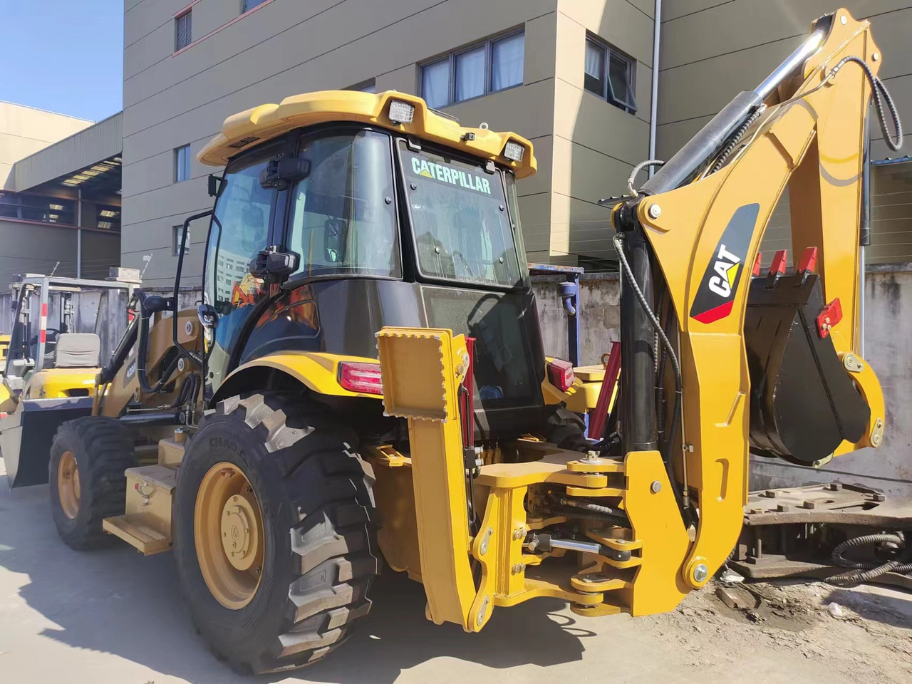 CATERPILLAR 420f - Kotrórakodó: 2 kép. CATERPILLAR 420f - Kotrórakodó: 2 kép.