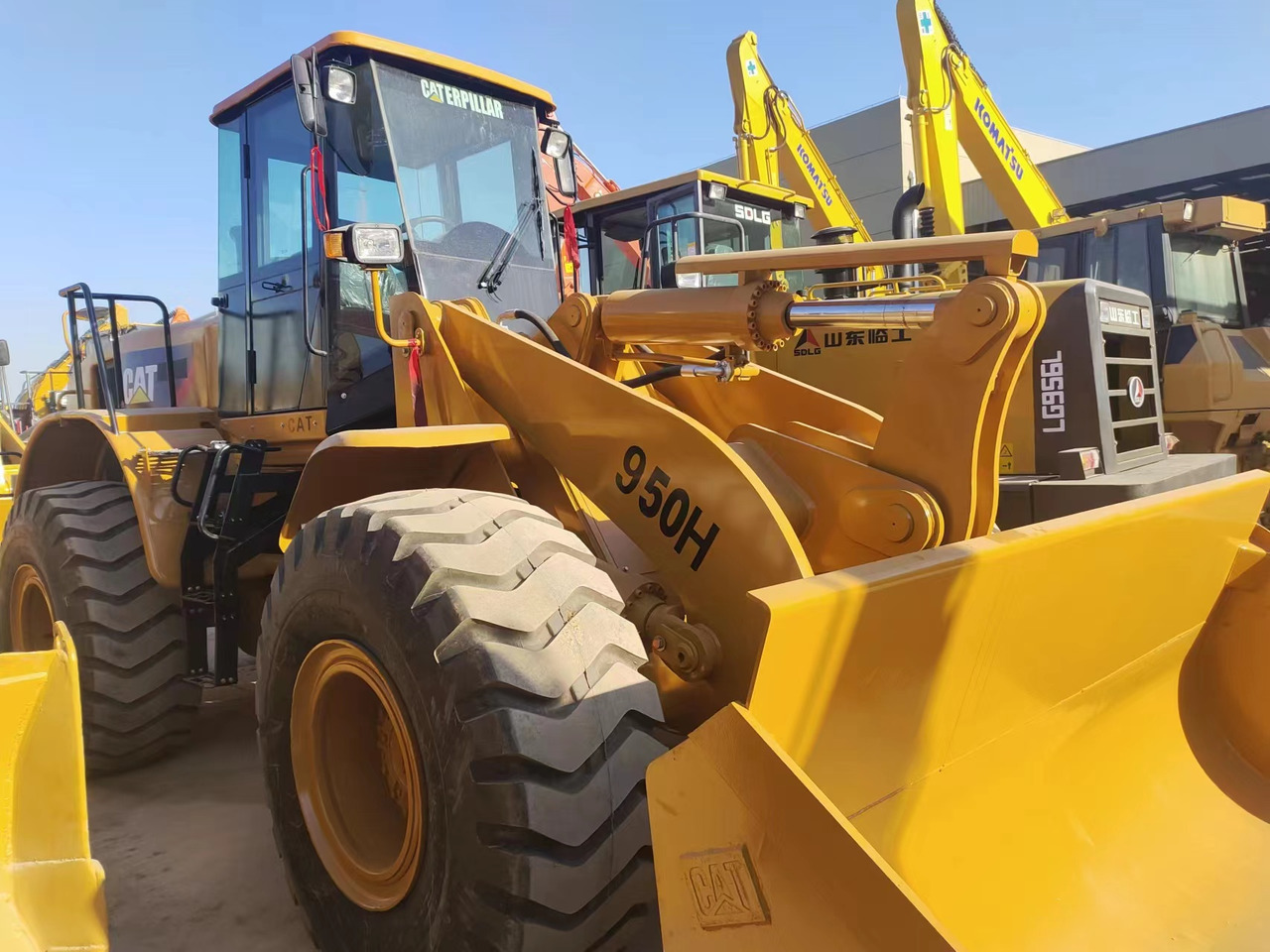 CATERPILLAR 950H - Gumikerekes homlokrakodó: 1 kép. CATERPILLAR 950H - Gumikerekes homlokrakodó: 1 kép.