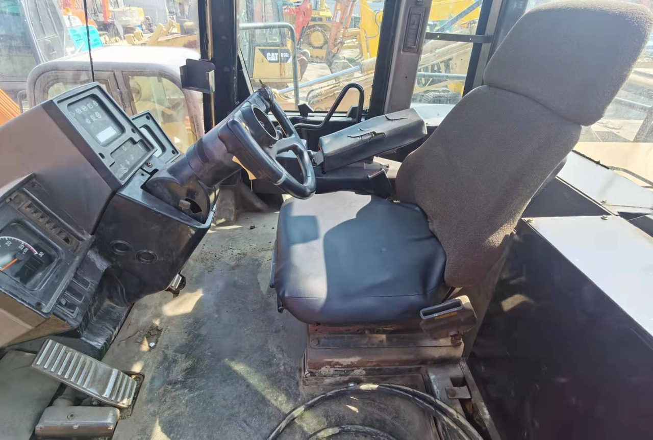 CATERPILLAR 980G - Gumikerekes homlokrakodó: 4 kép. CATERPILLAR 980G - Gumikerekes homlokrakodó: 4 kép.