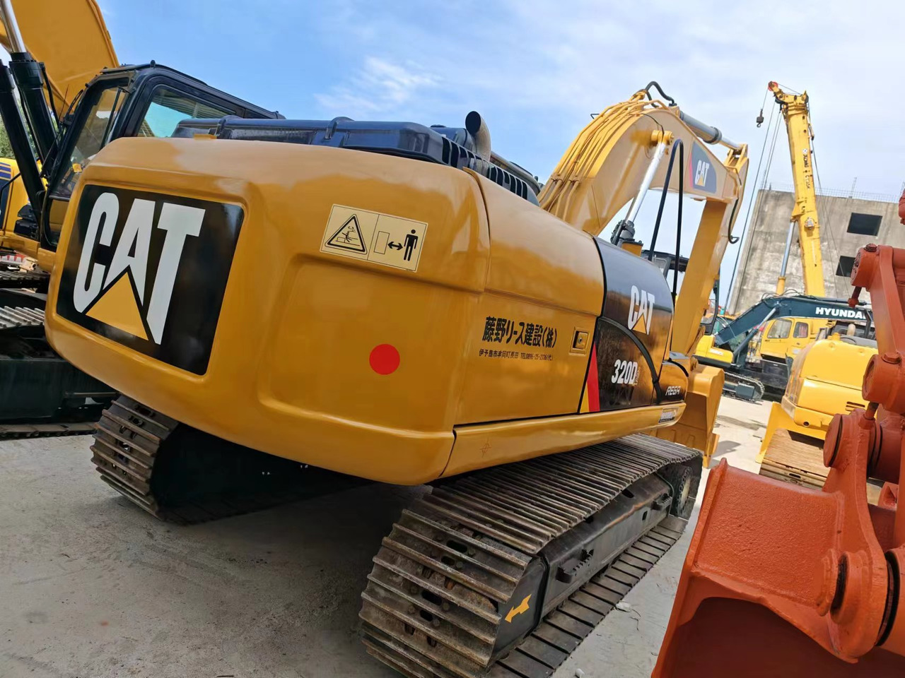 CATERPILLAR CAT 320D2 - Lánctalpas kotró: 2 kép. CATERPILLAR CAT 320D2 - Lánctalpas kotró: 2 kép.