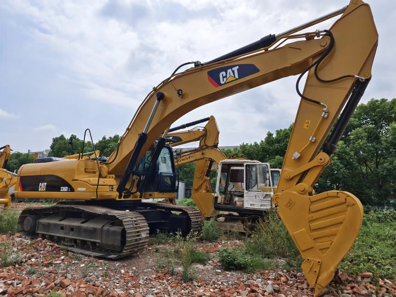 CATERPILLAR CAT 336D2L 336D - Lánctalpas kotró: 3 kép. CATERPILLAR CAT 336D2L 336D - Lánctalpas kotró: 3 kép.