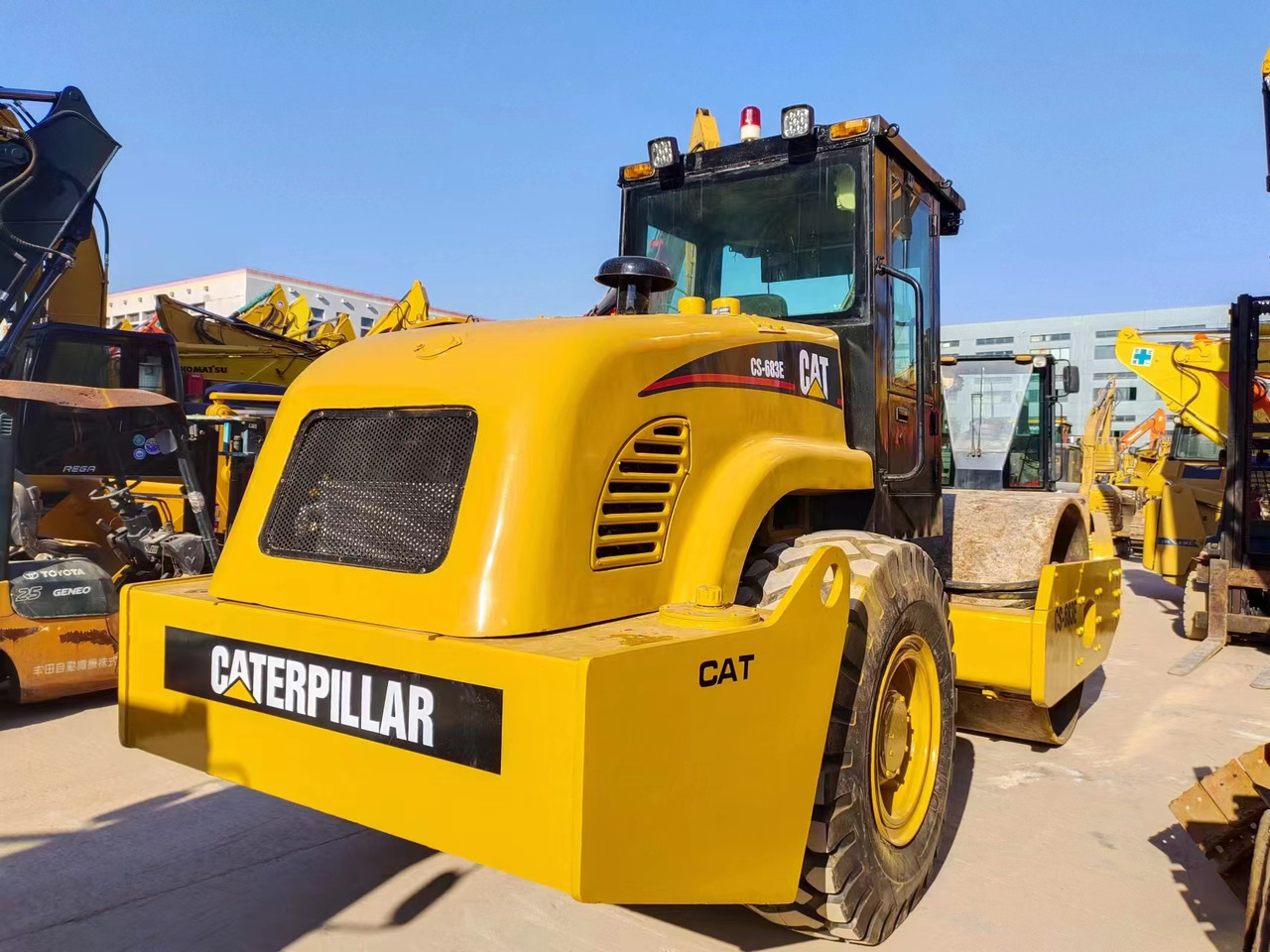 CATERPILLAR CS683E - Talajtömörítő: 4 kép. CATERPILLAR CS683E - Talajtömörítő: 4 kép.