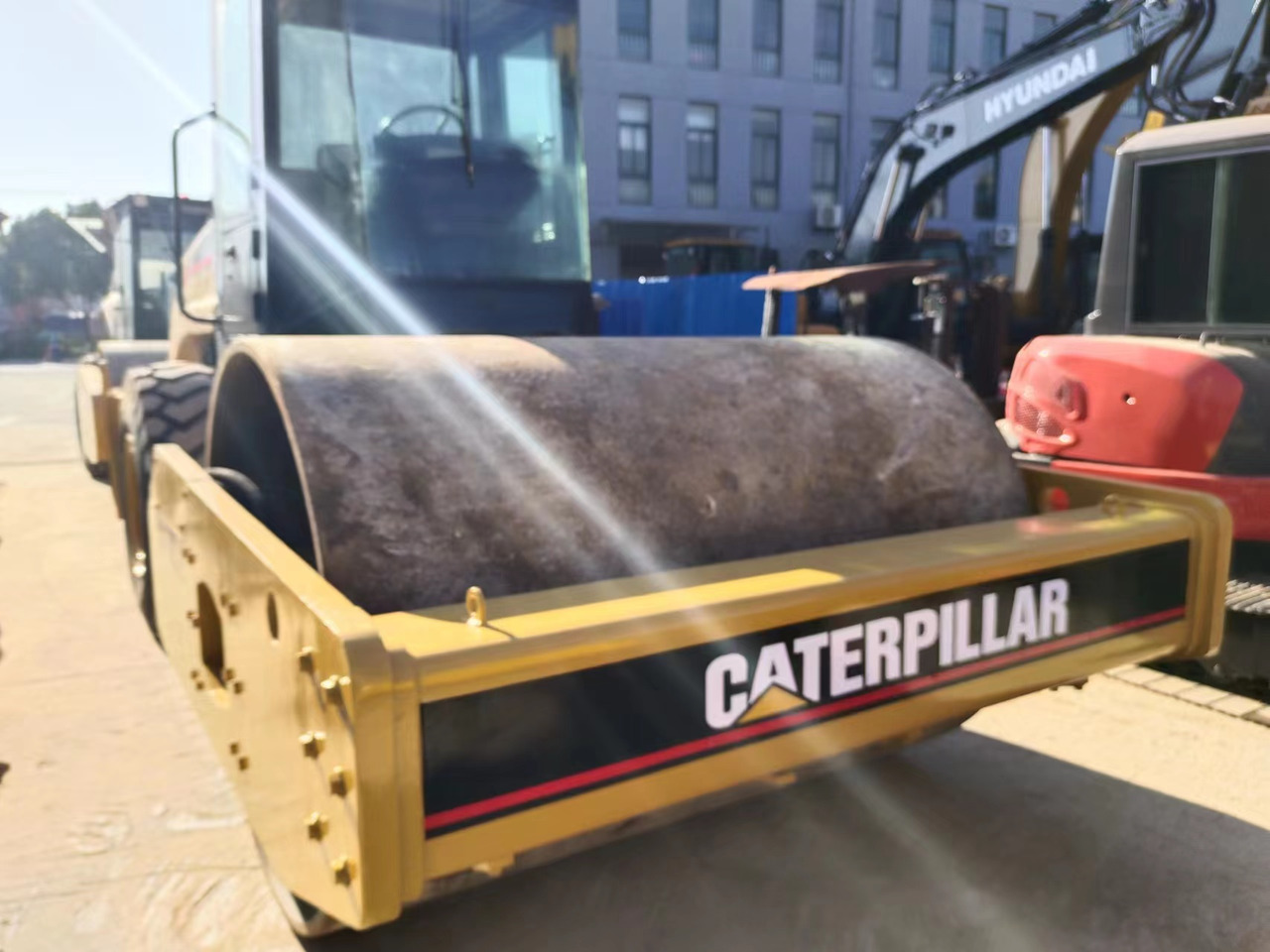 CATERPILLAR CS683E - Talajtömörítő: 3 kép. CATERPILLAR CS683E - Talajtömörítő: 3 kép.