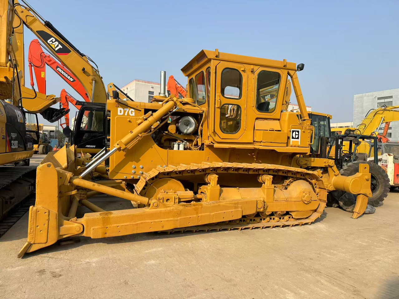 CATERPILLAR D7G - Buldózer: 4 kép. CATERPILLAR D7G - Buldózer: 4 kép.