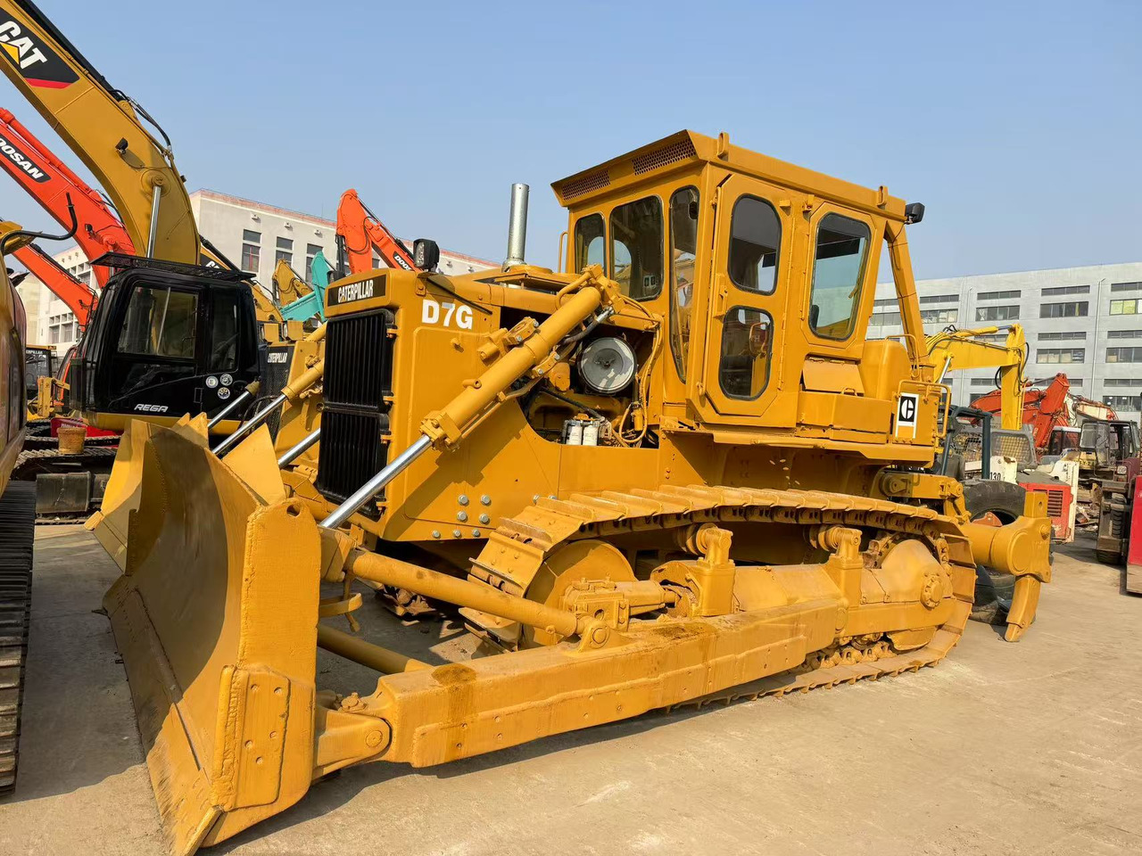 CATERPILLAR D7G - Buldózer: 1 kép. CATERPILLAR D7G - Buldózer: 1 kép.