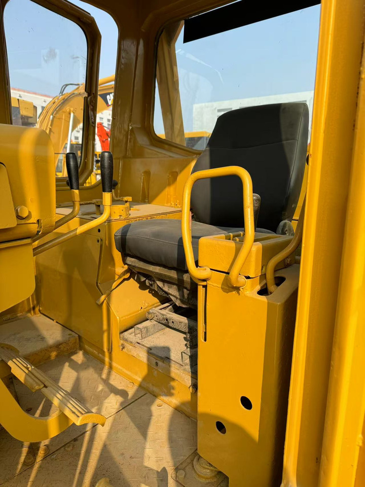 CATERPILLAR D7G - Buldózer: 3 kép. CATERPILLAR D7G - Buldózer: 3 kép.