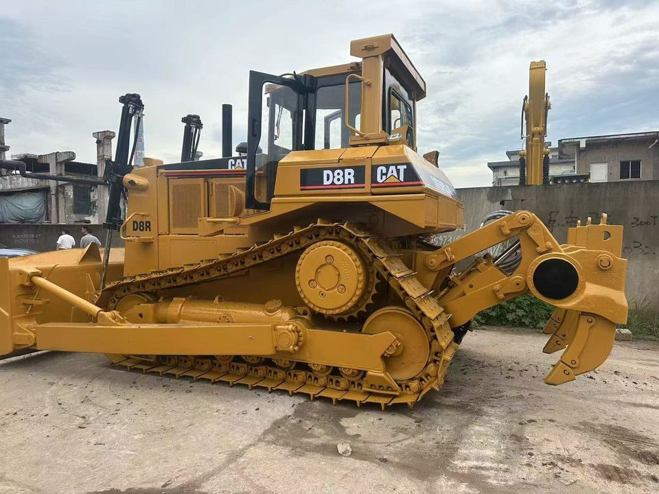 CATERPILLAR D8R - Buldózer: 2 kép. CATERPILLAR D8R - Buldózer: 2 kép.