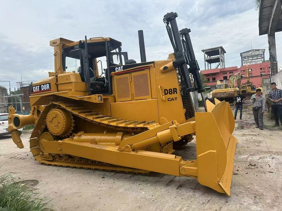 CATERPILLAR D8R - Buldózer: 1 kép. CATERPILLAR D8R - Buldózer: 1 kép.