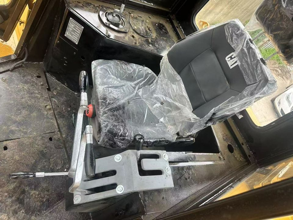 CATERPILLAR D8R - Buldózer: 5 kép. CATERPILLAR D8R - Buldózer: 5 kép.