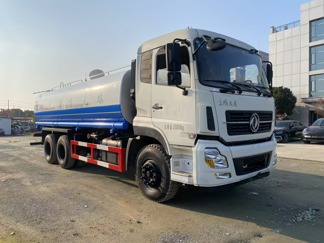DONGFENG 20000L water truck Sprinkler - Tartályos teherautó: 4 kép. DONGFENG 20000L water truck Sprinkler - Tartályos teherautó: 4 kép.
