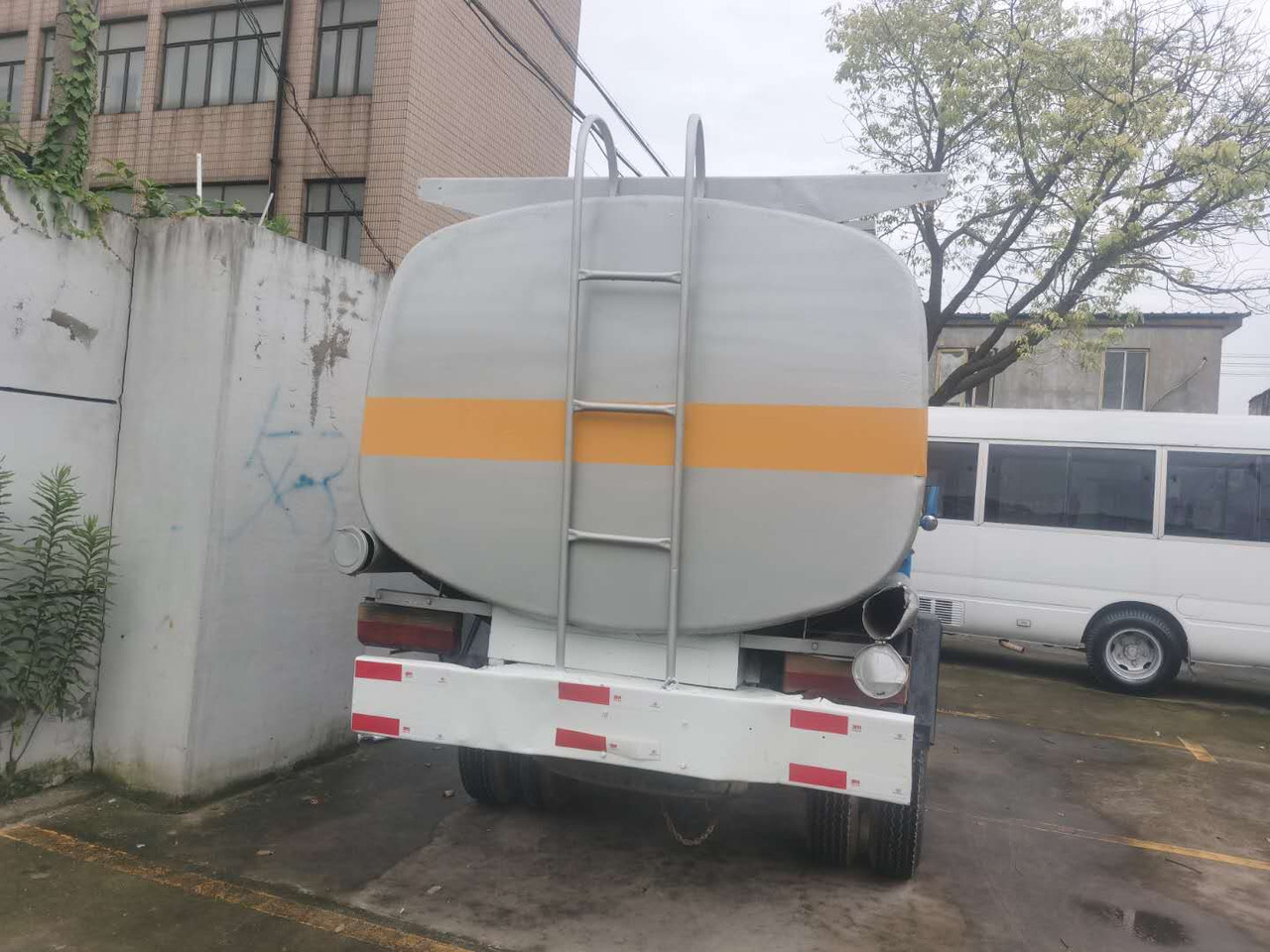 DONGFENG 6ton - Tartályos teherautó: 4 kép. DONGFENG 6ton - Tartályos teherautó: 4 kép.